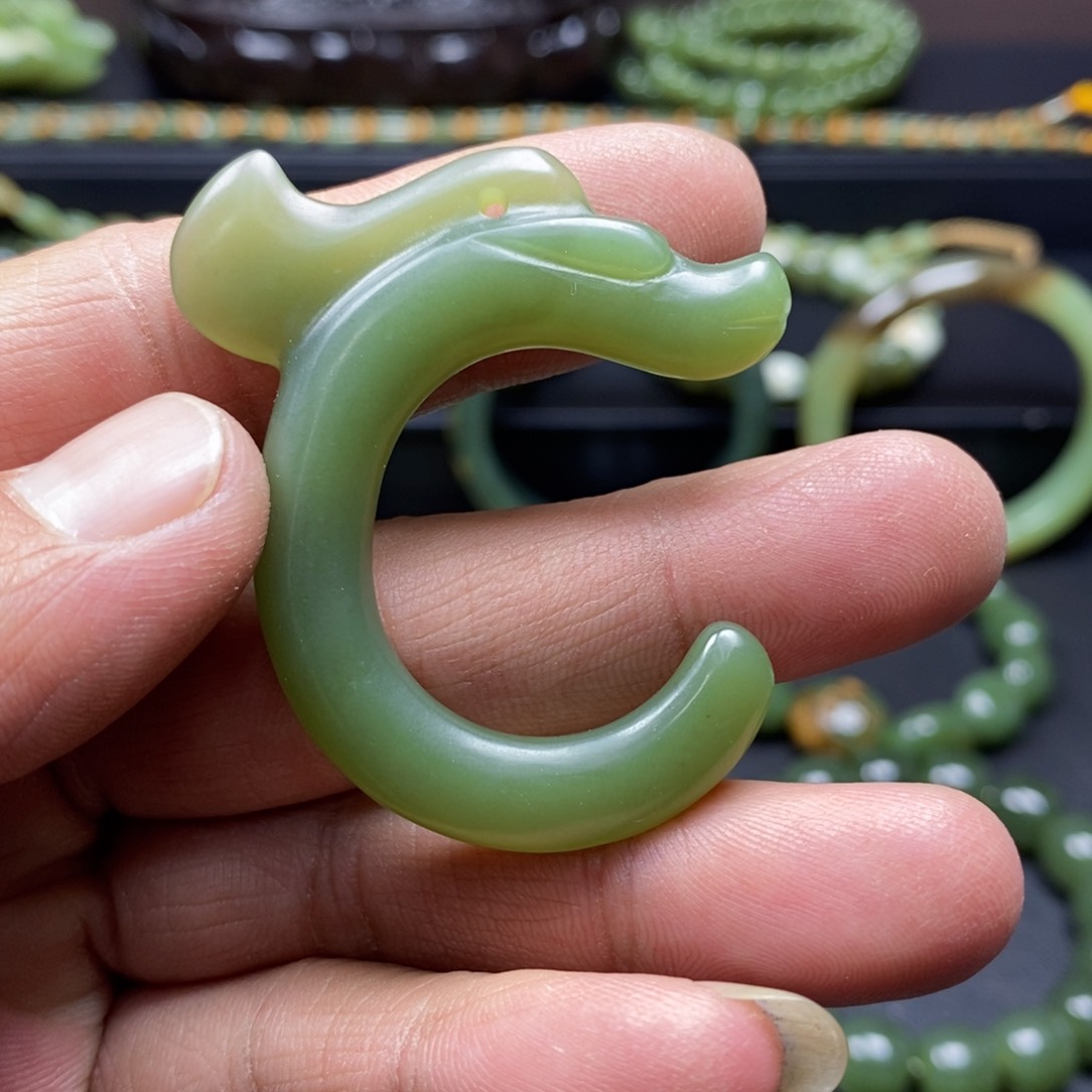岫岩老玉（透闪石质玉）颈饰未镶嵌