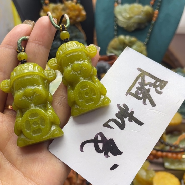 蛇纹石玉未镶嵌颈饰