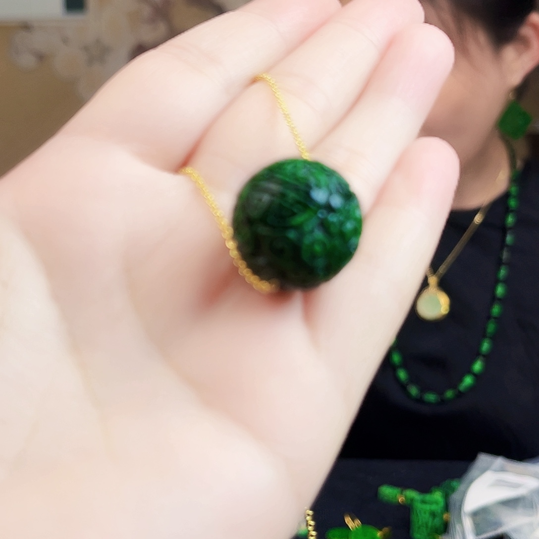 翡翠未镶嵌颈饰多样性