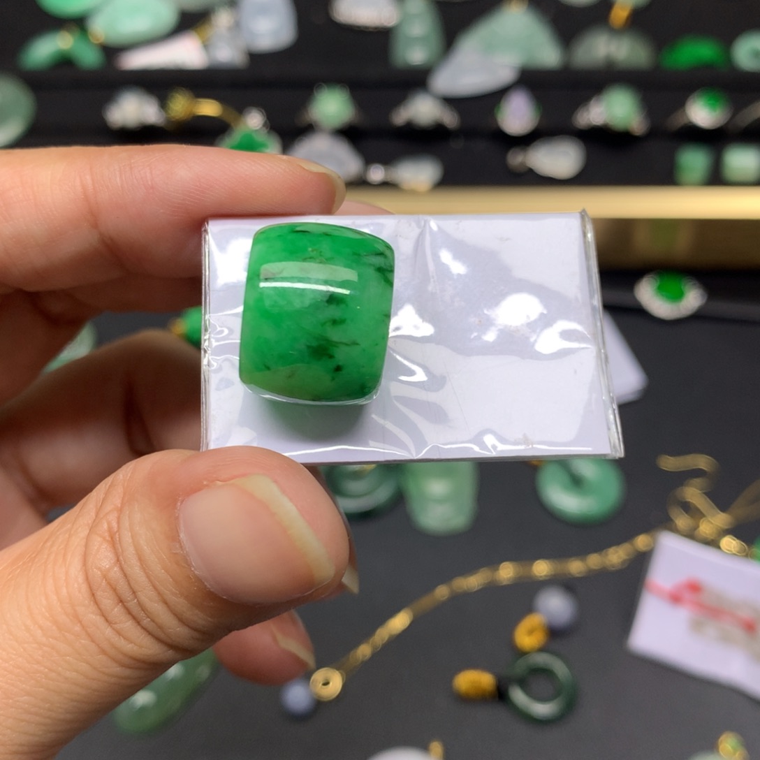 吊坠(不含链)未镶嵌翡翠人***色有纹裂