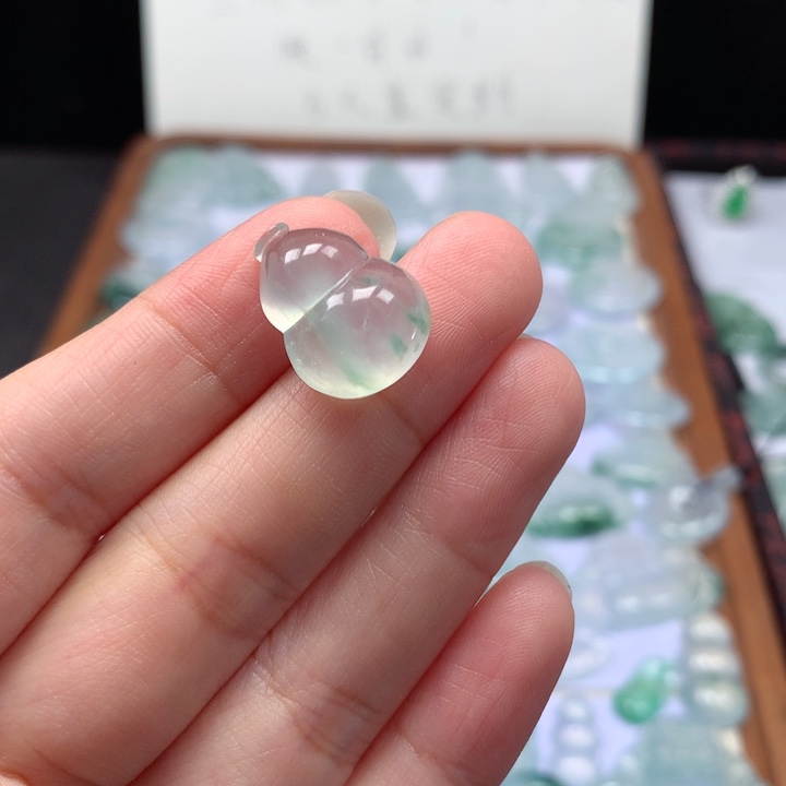 颈饰未镶嵌翡翠高冰飘花葫芦