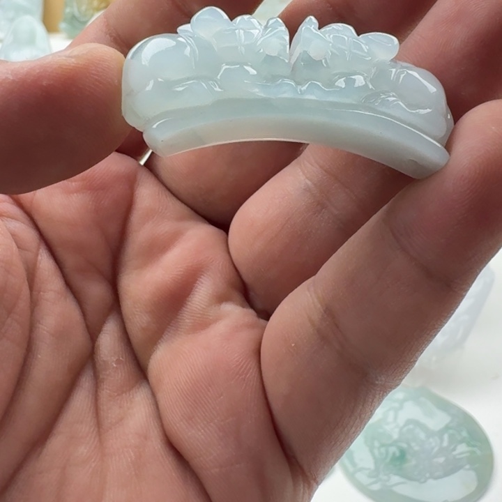 烟***姐翡翠未镶嵌颈饰天然缅甸A货翡翠