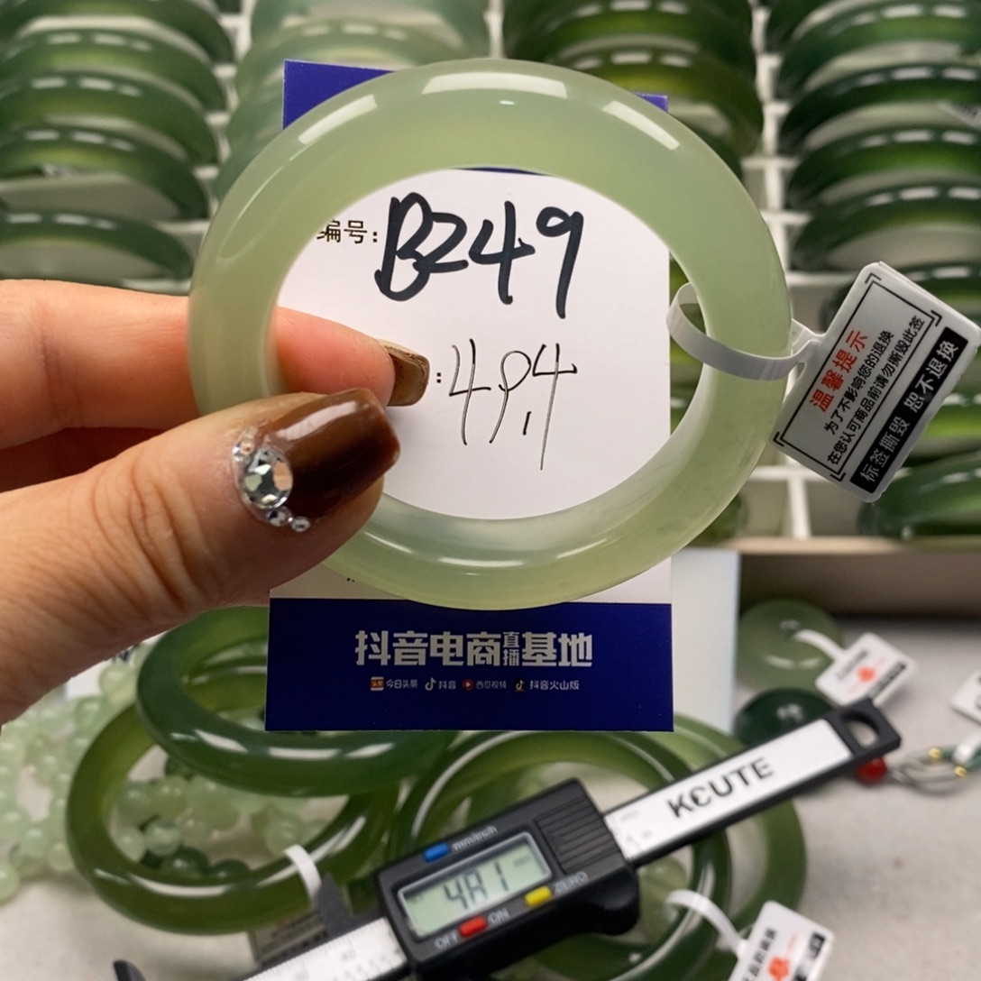 于***芳蛇纹石玉未镶嵌手镯