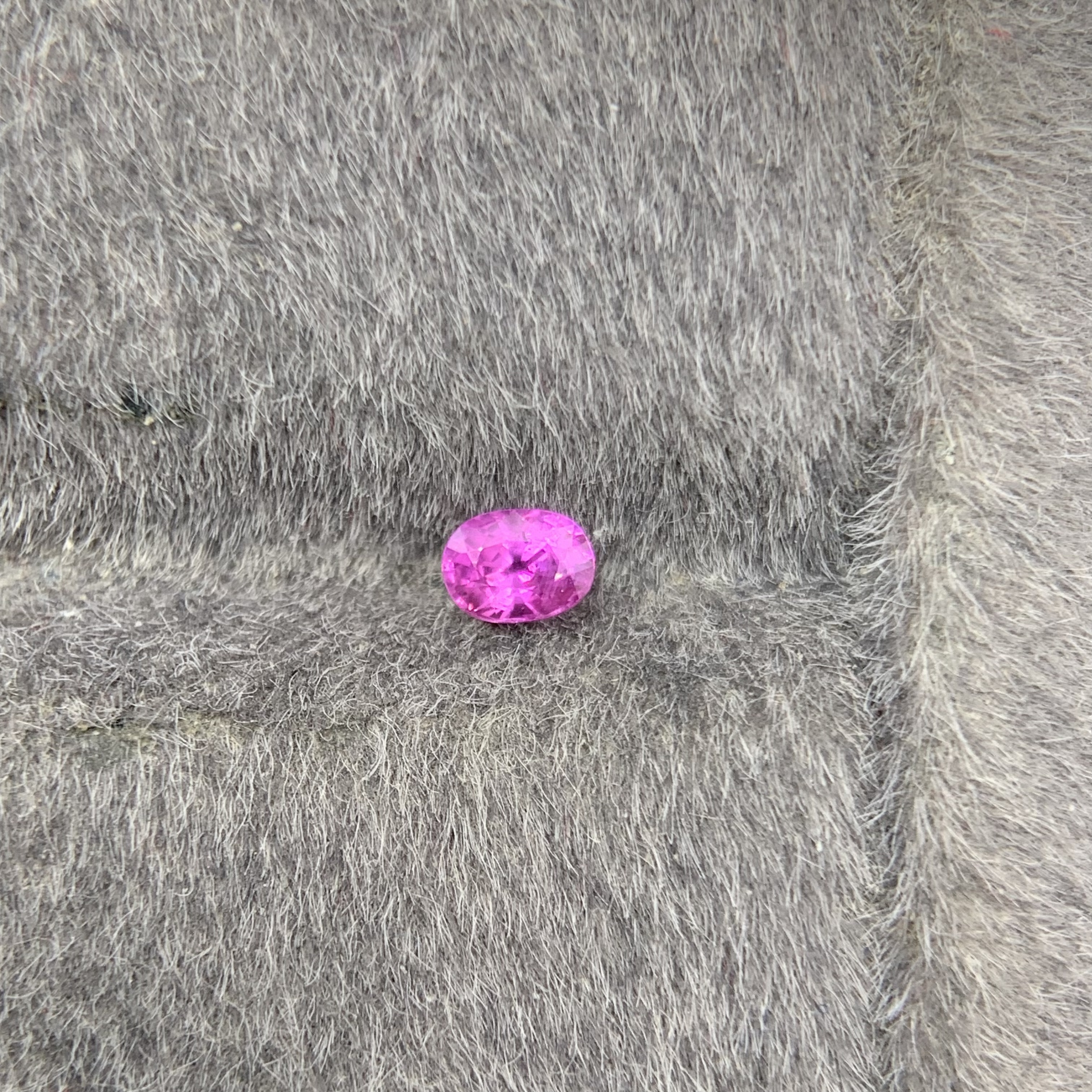 天然无烧紫色蓝宝石0.3克拉尺寸3.1*4.2全净无暇满火彩