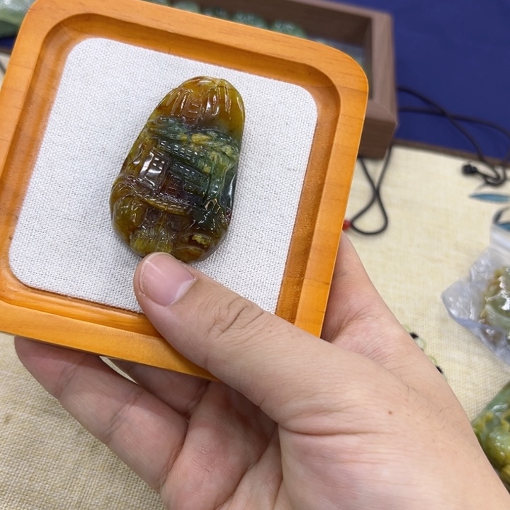 蛇纹石玉颈饰未镶嵌岫玉山水