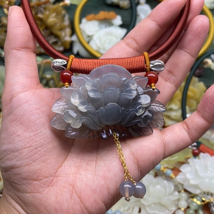 蛇纹石玉吊坠合金