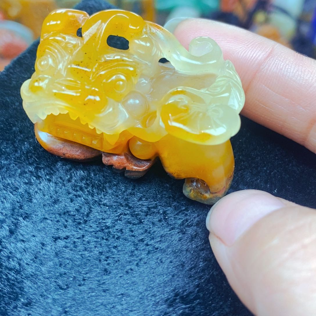 未镶嵌石英质玉（黄龙玉）颈饰