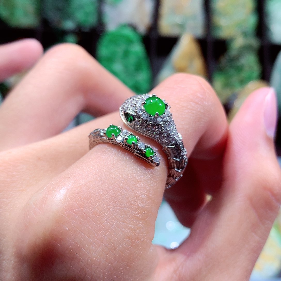 翡翠未镶嵌颈饰戒指