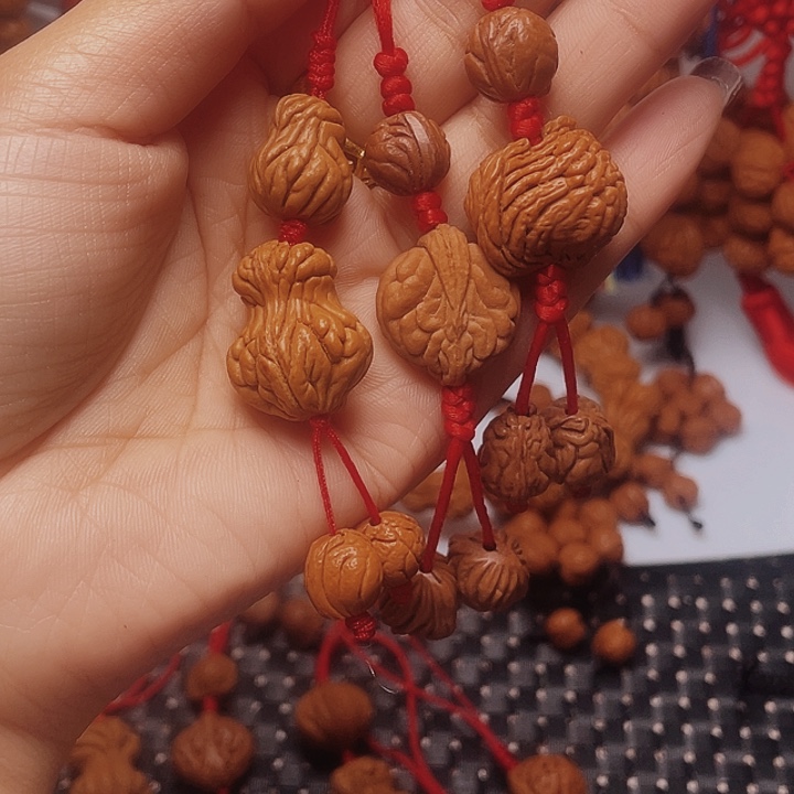 王***玲木质类龙纹桃枭挂件