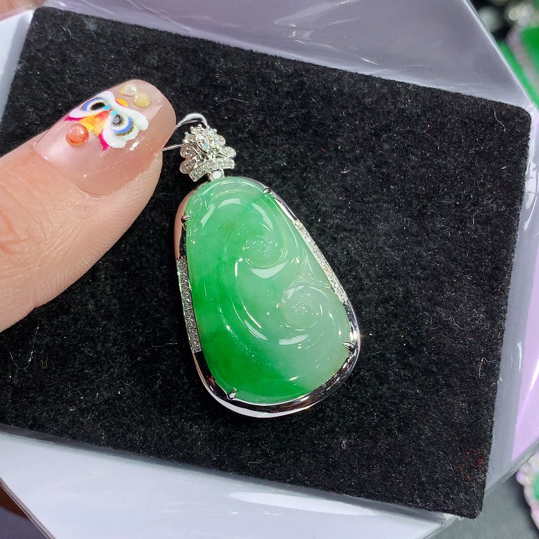 翡翠吊坠(赠链)18K金镶嵌