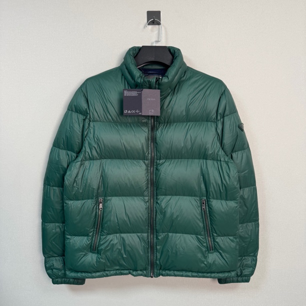95新 Prada/普拉达 经典三角钢标立领羽绒服/54码/价19000