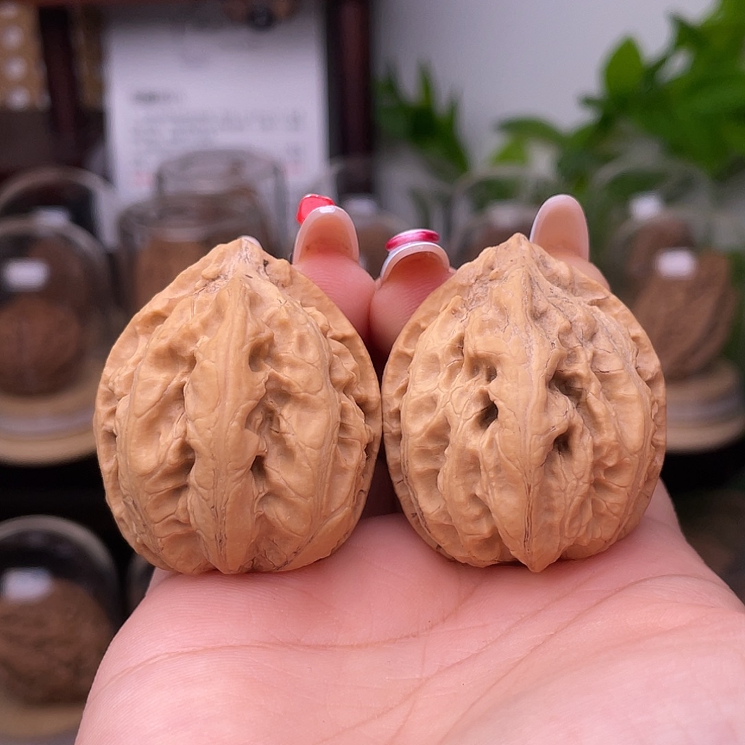 文玩核桃吊坠绣球