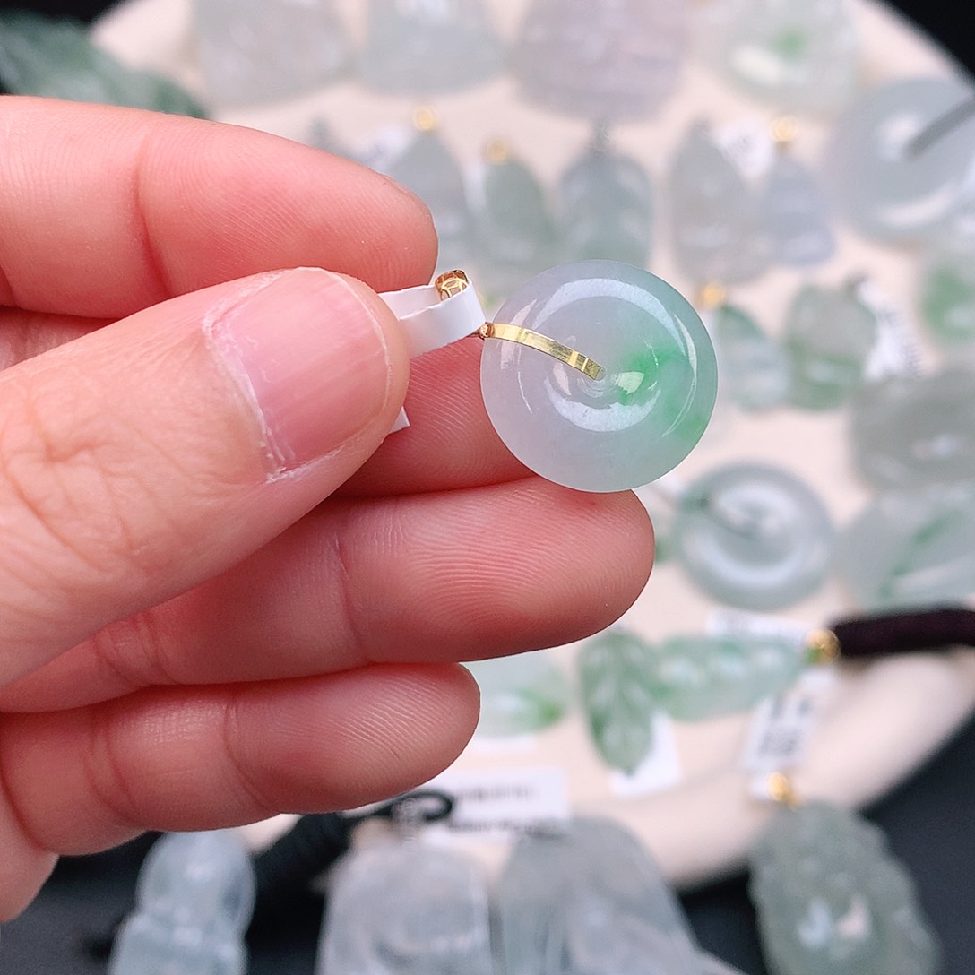 翡翠颈饰18K金镶嵌飘绿扣