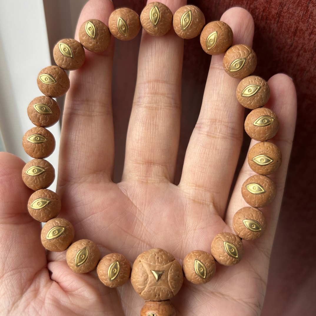 尼泊尔 小11半实心高油高瓷粉皮镶嵌铜慈悲眼凤眼手串