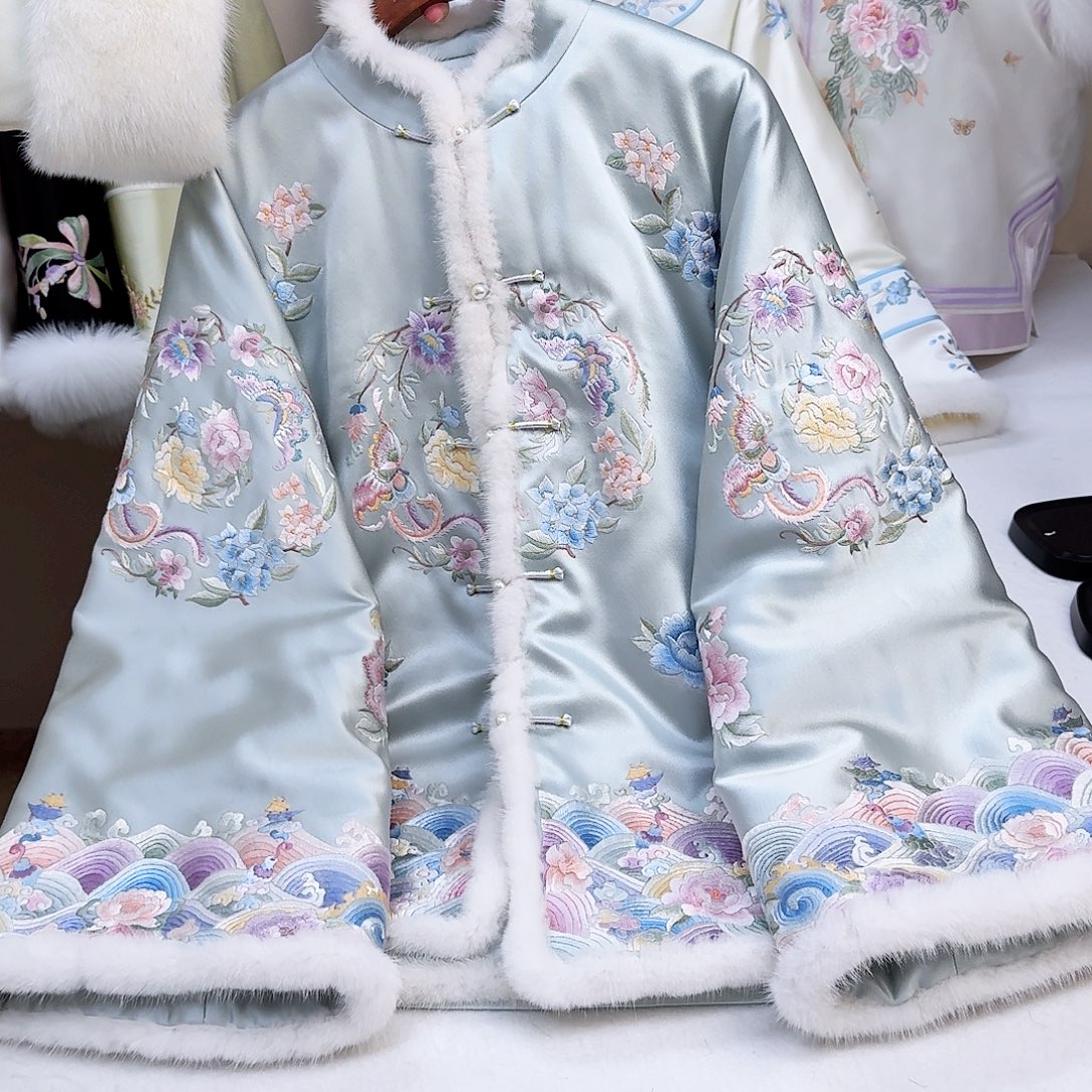 织绣真丝天青色棉服 非遗服饰