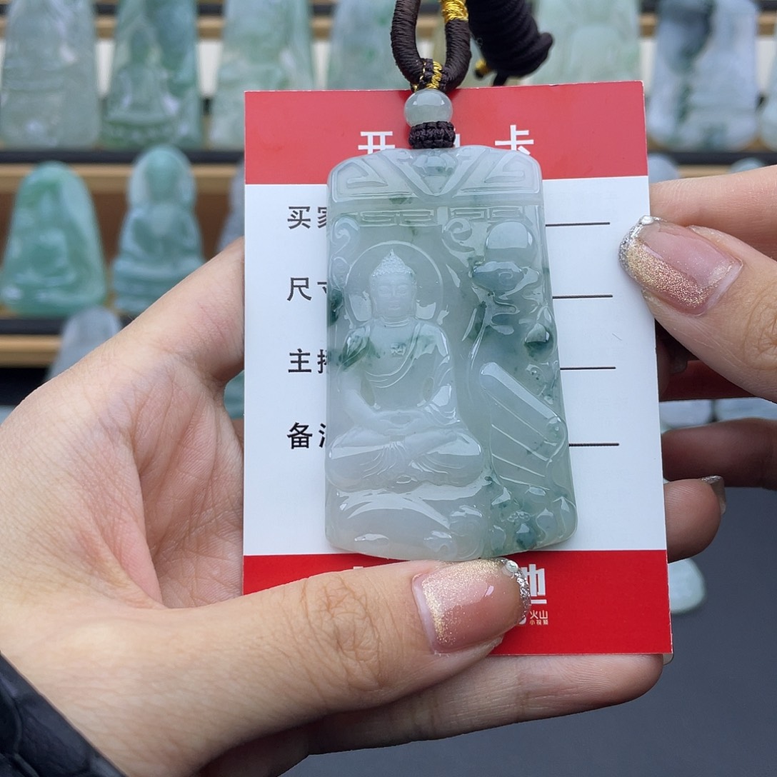 翡翠未镶嵌颈饰大日如来