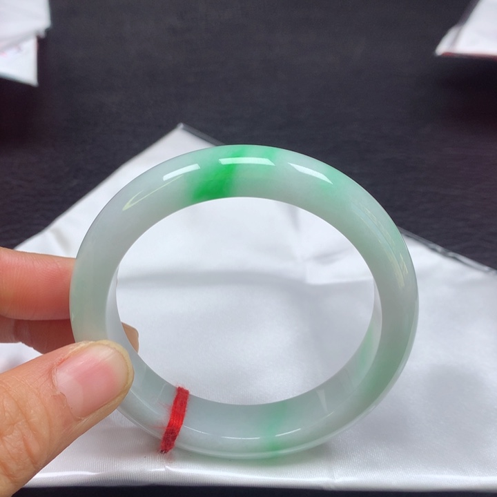 翡翠手镯未镶嵌55圈