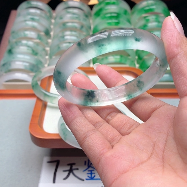 锦***兮石英质玉未镶嵌手镯