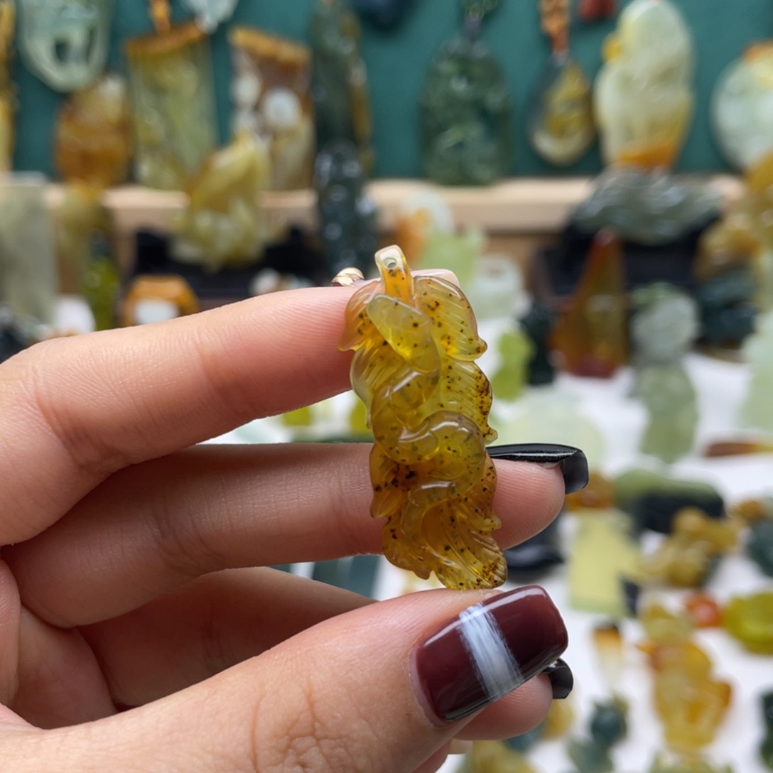 蛇纹石玉颈饰未镶嵌