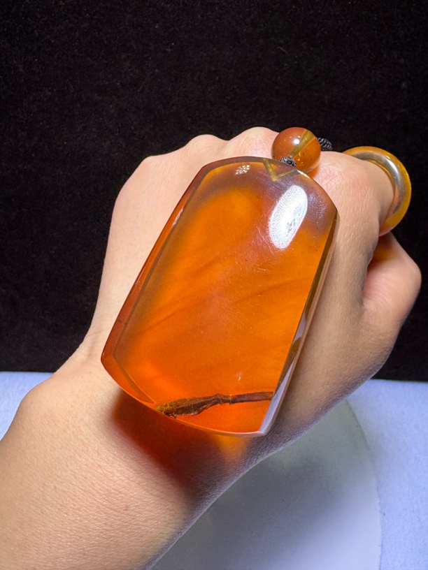 天然缅甸硬琥珀：特色植物方牌 规格：60×37×21mm 重：38克