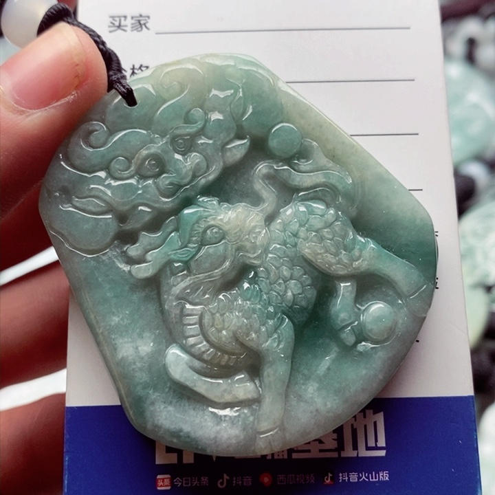 翡翠挂件未镶嵌翡翠