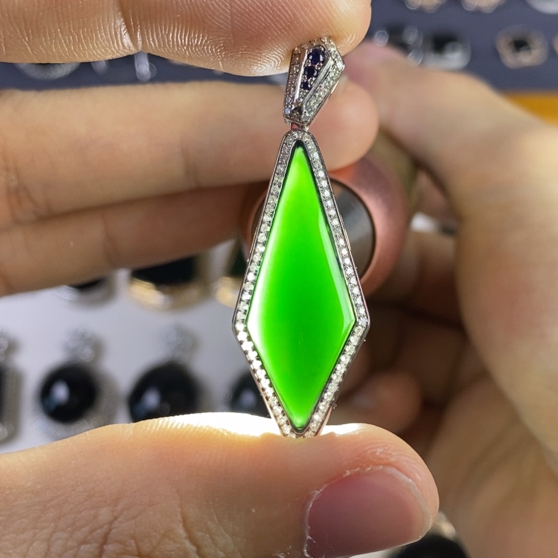 颈饰18K金镶嵌翡翠