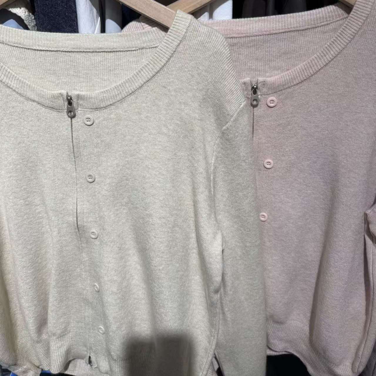 圆领拉链带扣子毛衣