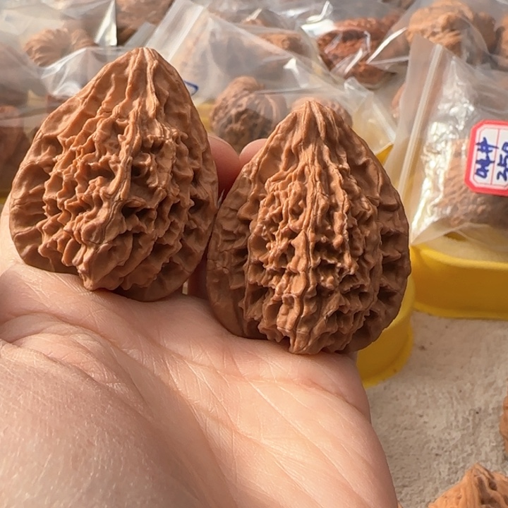 文玩核桃吊坠溥*野生尖微黄