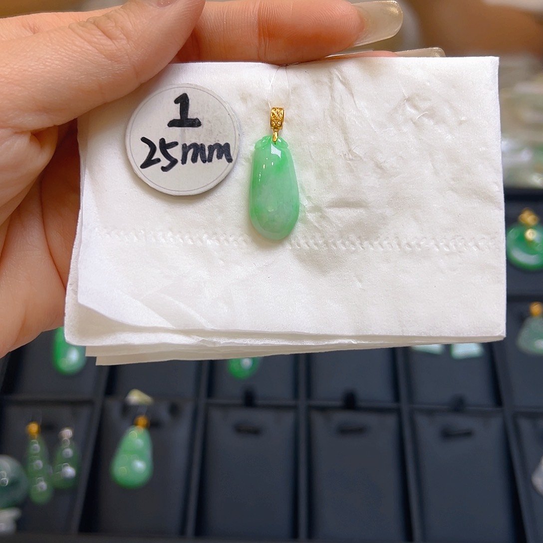 翡翠颈饰18K金镶嵌翡翠