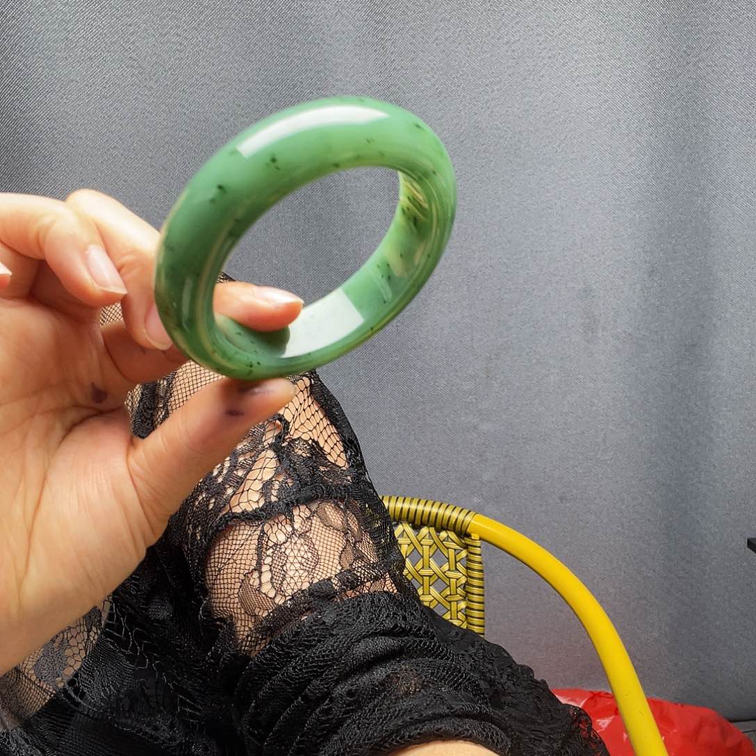 千***寻和田玉未镶嵌手镯