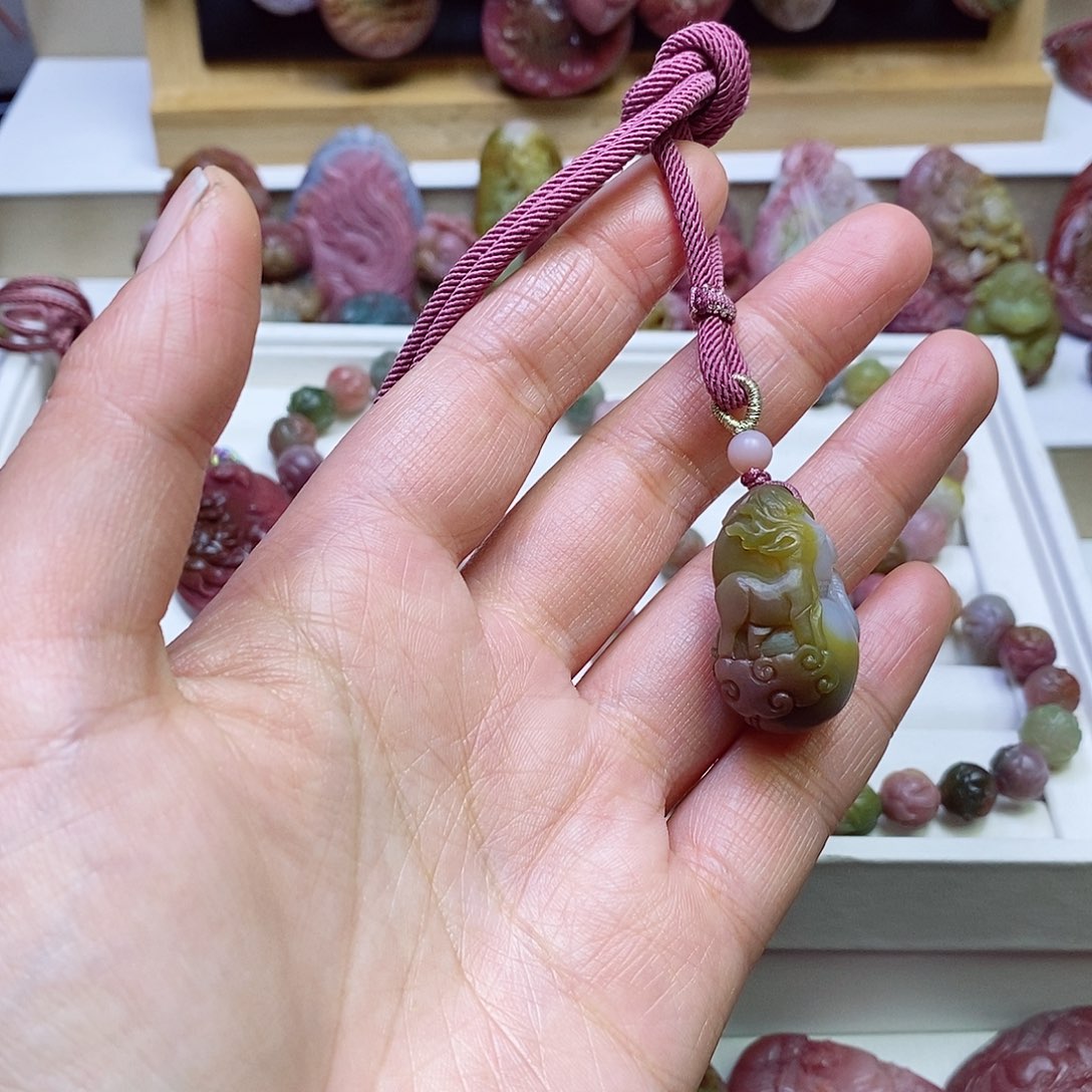 玛瑙/玉髓盐源玛瑙吊坠未镶嵌