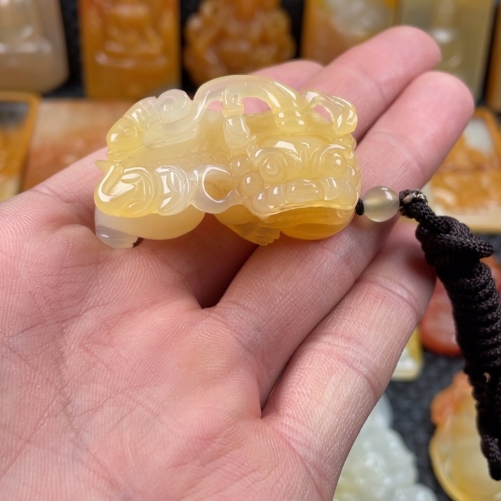 石英质玉（黄龙玉）颈饰未镶嵌