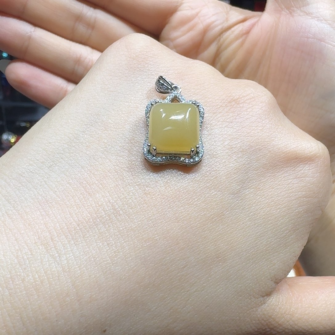 和田玉未镶嵌颈饰黄金糖吊坠