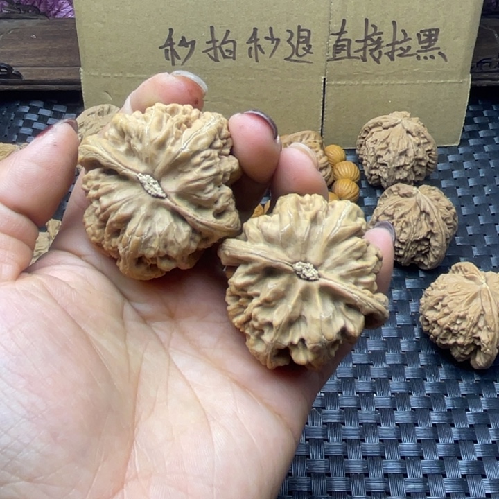 刘***9文玩核桃吊坠粗筋尖有黄不退不换