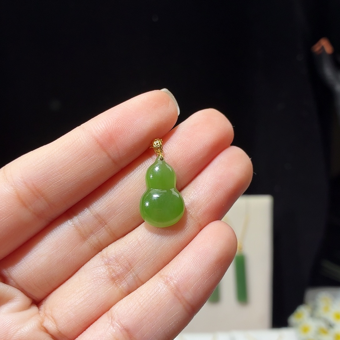 翘***楚和田玉（碧玉）18K金镶嵌吊坠(赠链)