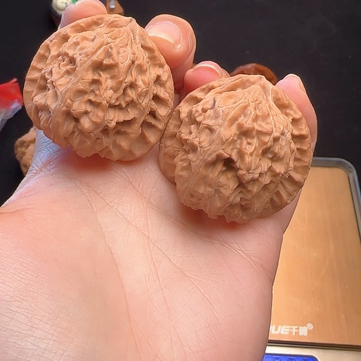 文玩核桃吊坠山西白狮子40