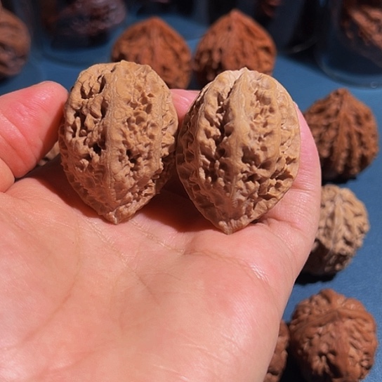 文玩核桃吊坠珊瑚文手雷