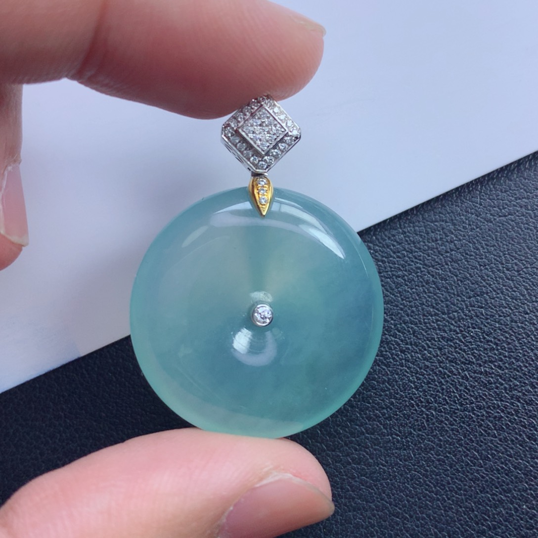 翡翠颈饰未镶嵌平安扣