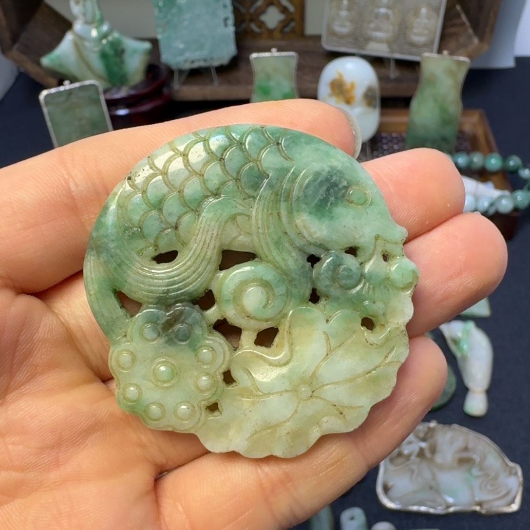 翡翠颈饰未镶嵌翡翠颈饰未镶嵌..