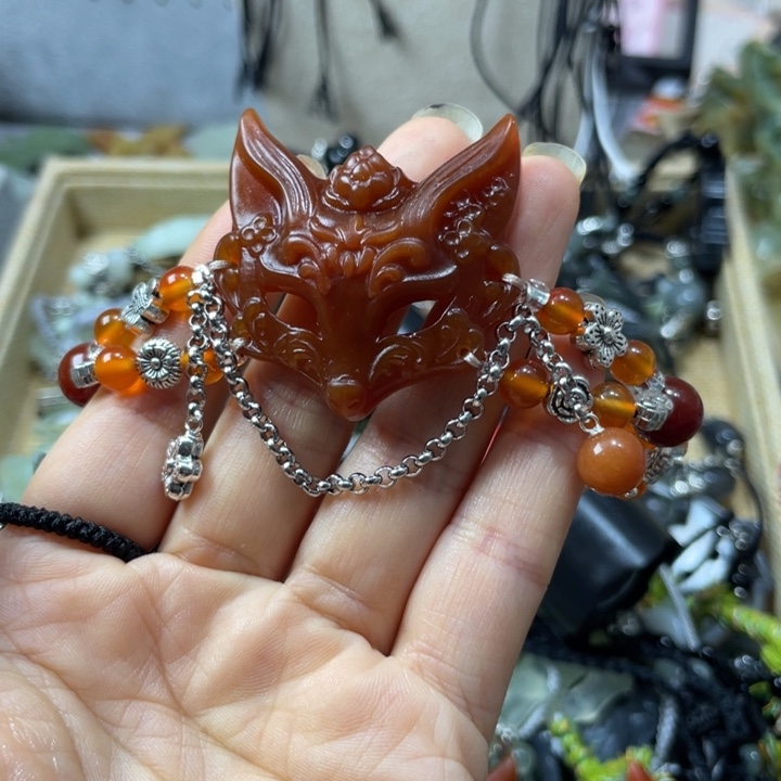 碟***扬蛇纹石玉合金颈饰