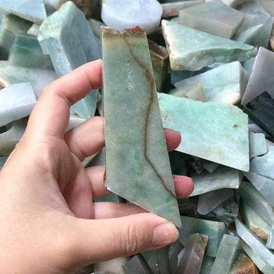 翡翠挂件未镶嵌抖***?翡翠原石