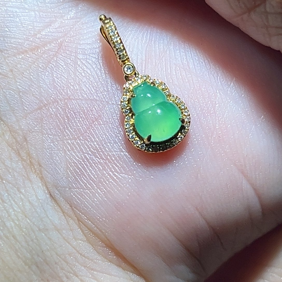 小***爱翡翠18K金镶嵌颈饰