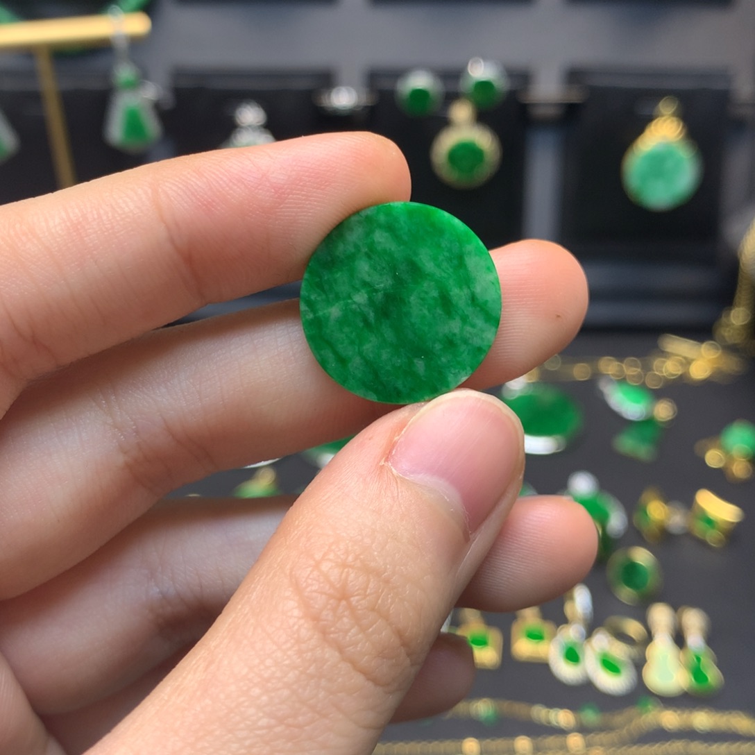 翡翠未镶嵌颈饰有纹料