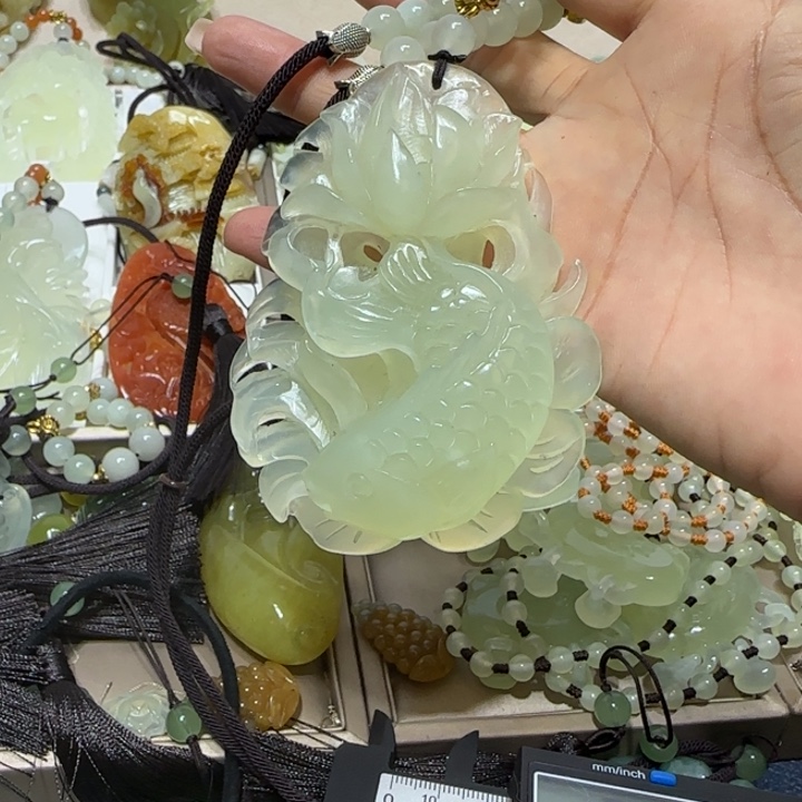 蛇纹石玉吊坠未镶嵌