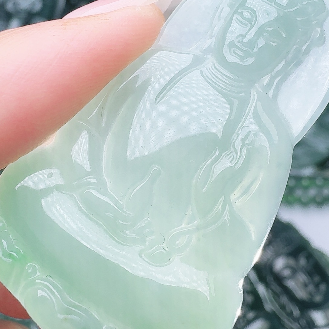 翡翠未镶嵌颈饰多样性发其一