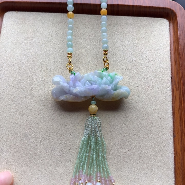 翡翠颈饰未镶嵌三彩花