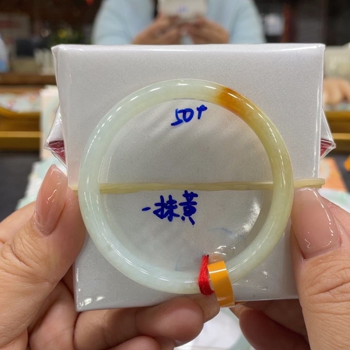 翡翠手镯未镶嵌翡翠