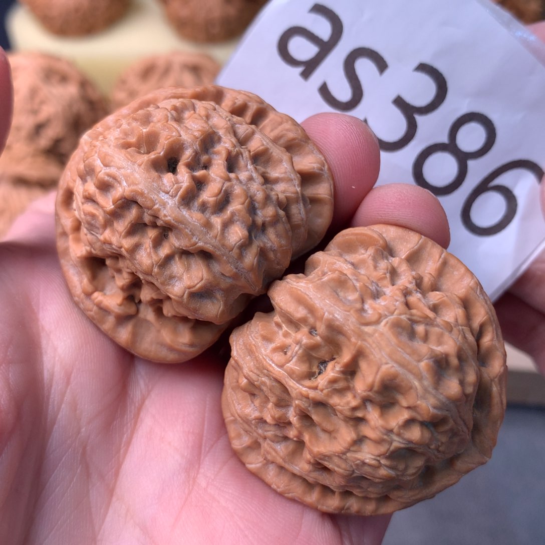 文玩核桃把件红皮三角白39