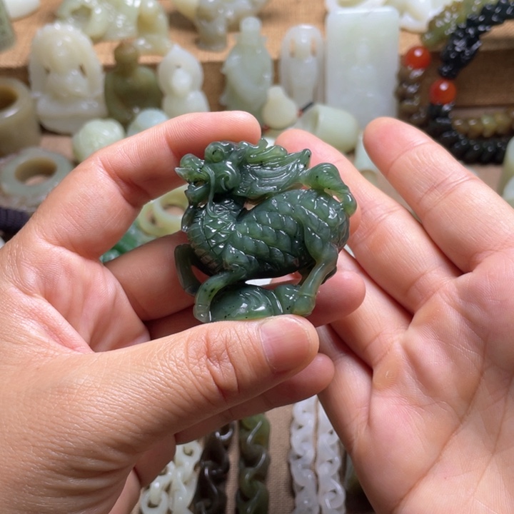 和田玉未镶嵌颈饰奋****己