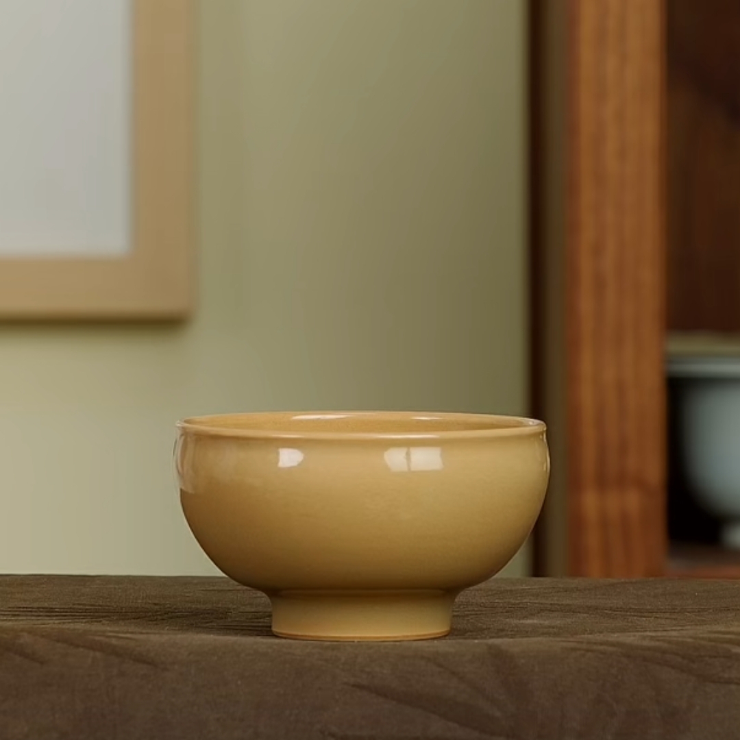 椒房宽口杯陈卫武米黄龙泉青瓷手工茶具复古宽口品茗杯